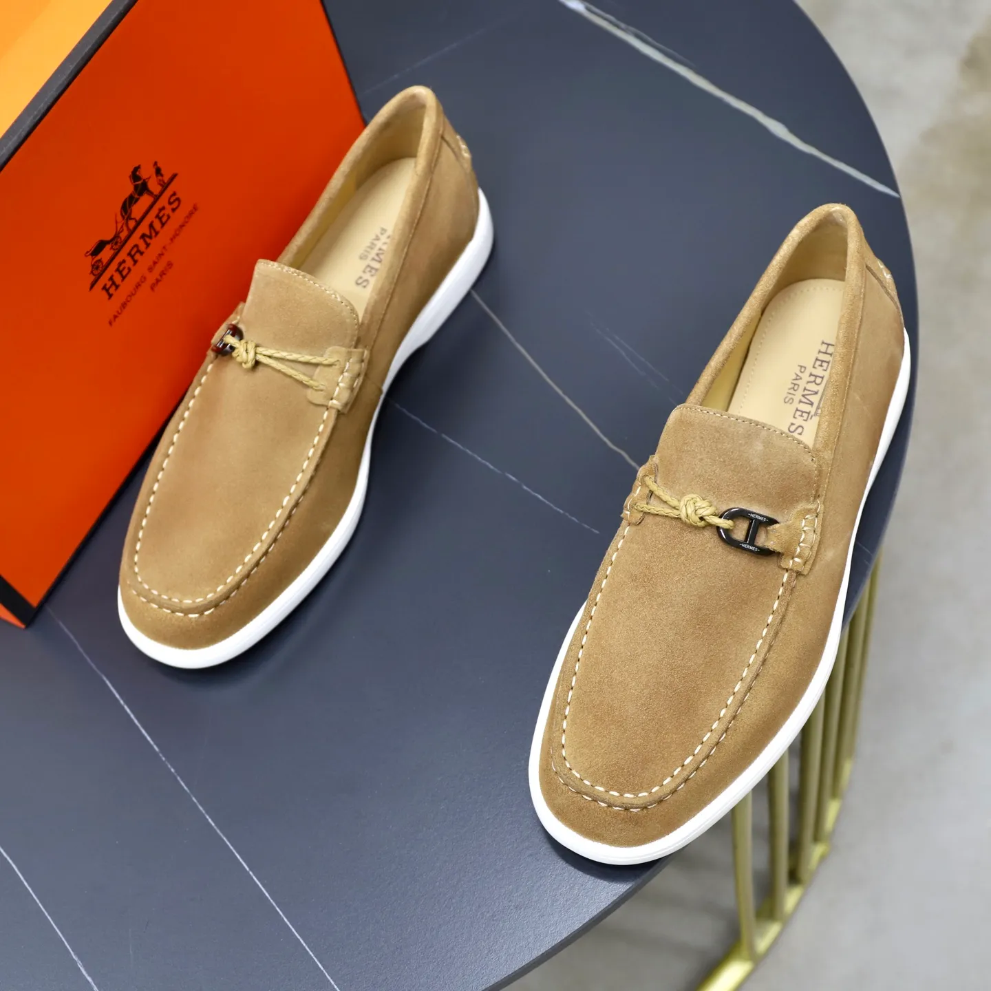 Ex-factory price: 540💰Hermès/Hermès slip-on men's shoes. This shoe is made of imported cow suede leather, with simple and smooth lines, and a 3CM rubber foam ultra-light sole combined with aerodynamic design! Youthful and fashionable, H button decoration, contrasting leather embellishment on the heel, calf lining to gently wrap your feet, with embossed logo cowhide feet, leather rock strips, casual and urban style, highlighting youthful vitality, sports and leisure version, super versatile Size number: 38-39-40-41-42-43-44 Standard leather shoe size (45 can be customized but does not support returns)